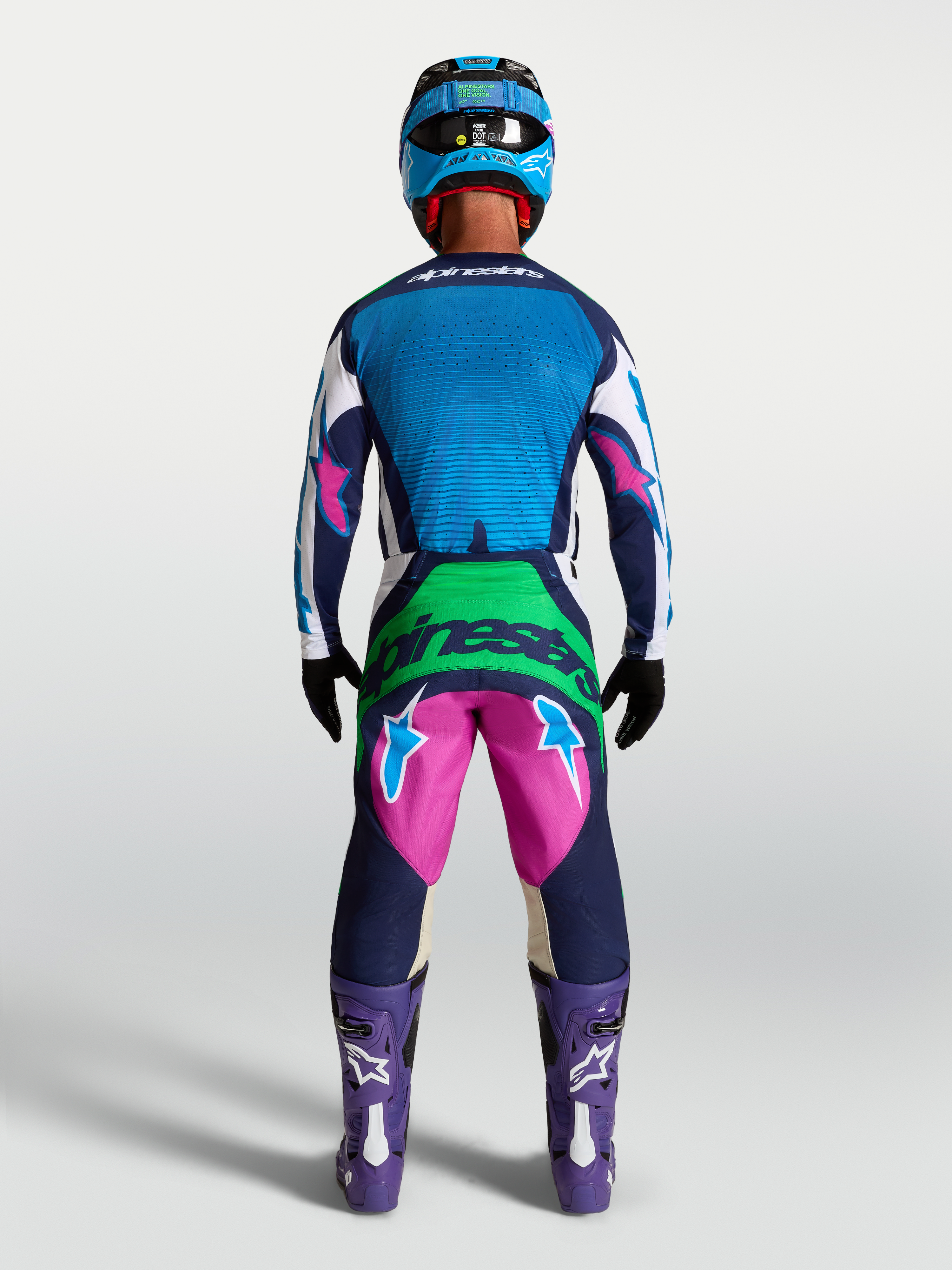 Alpinestars Techstar Maven gear set y pantalones Techstar Maven, conjunto de motocross para hombre, azul y rosa, vista trasera en modelo, diseño técnico para carreras MX