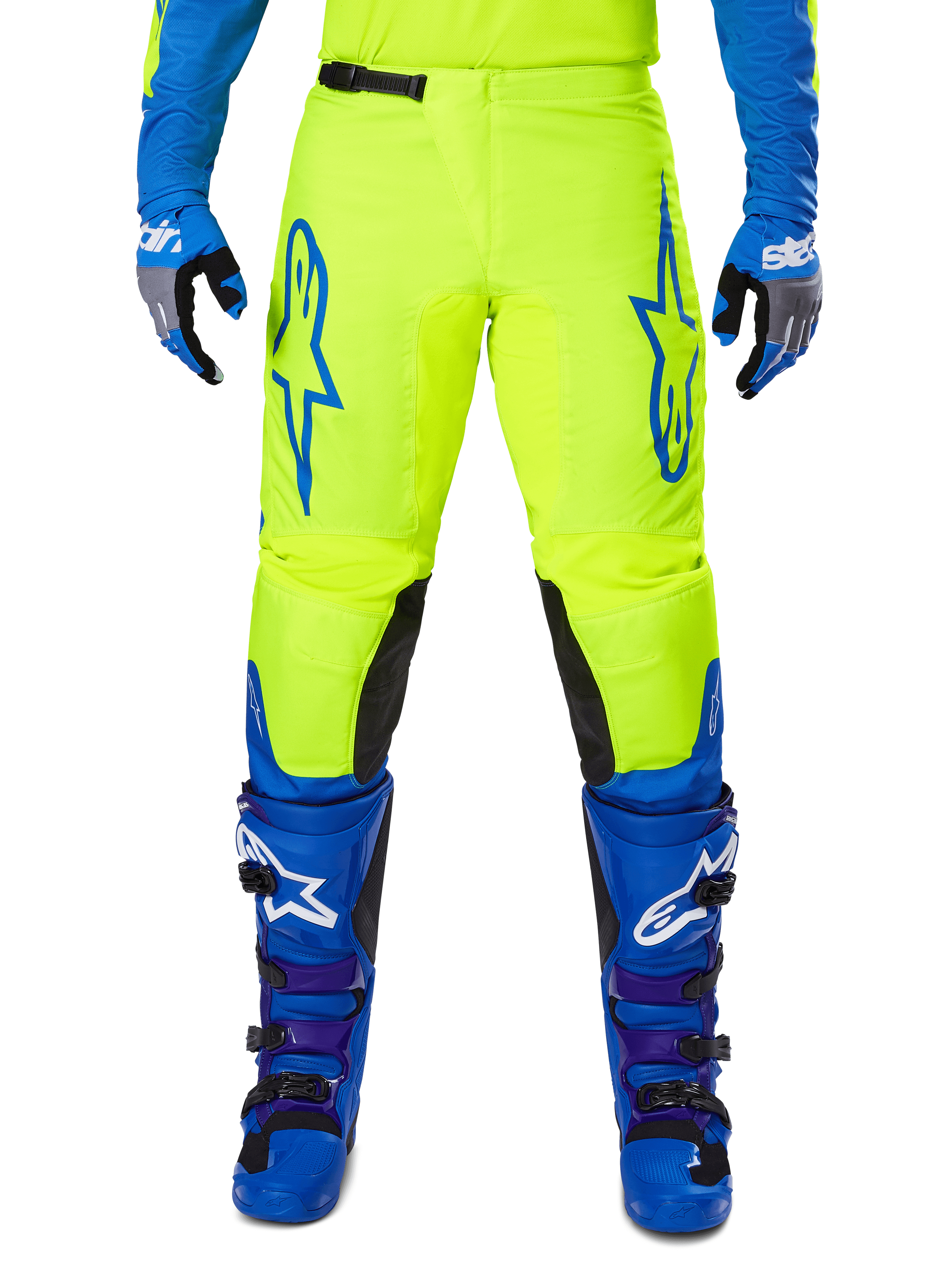 Alpinestars 2025 Fluid Haul Pants, pantalones de motocross, amarillo brillante y azul, usados con guantes y botas a juego, con paneles negros en el interior de la rodilla, logotipos azules llamativos en los muslos y un diseño ergonómico deportivo