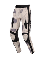 Alpinestars 2026 Racer Lahnd Pants, pantalones de motocross, Sand Camo, con base blanco roto, patrones de pinceladas en gris y negro, gráficos de estrellas negras en los muslos, paneles de rodilla negros reforzados y hebilla de cintura ajustable, diseño ergonómico para carreras off-road