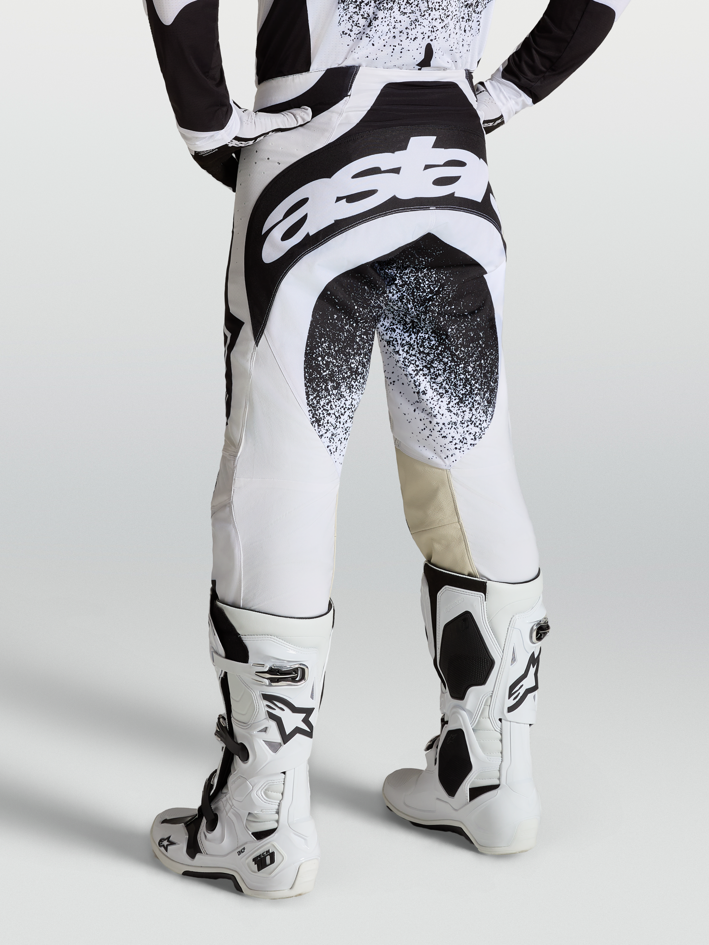 Alpinestars Pantalones Techstar Swan, pantalones de motocross para hombre, negros y blancos, diseño profesional off-road, panel de asiento reforzado y logotipo Astar