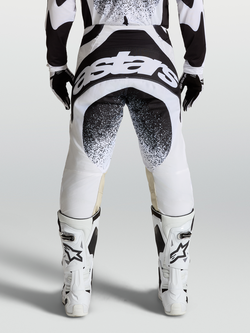 Alpinestars Pantalones Techstar Swan, pantalones de motocross para hombre, negros y blancos, con construcción de rodilla Babel y gráficos del logo en la parte trasera