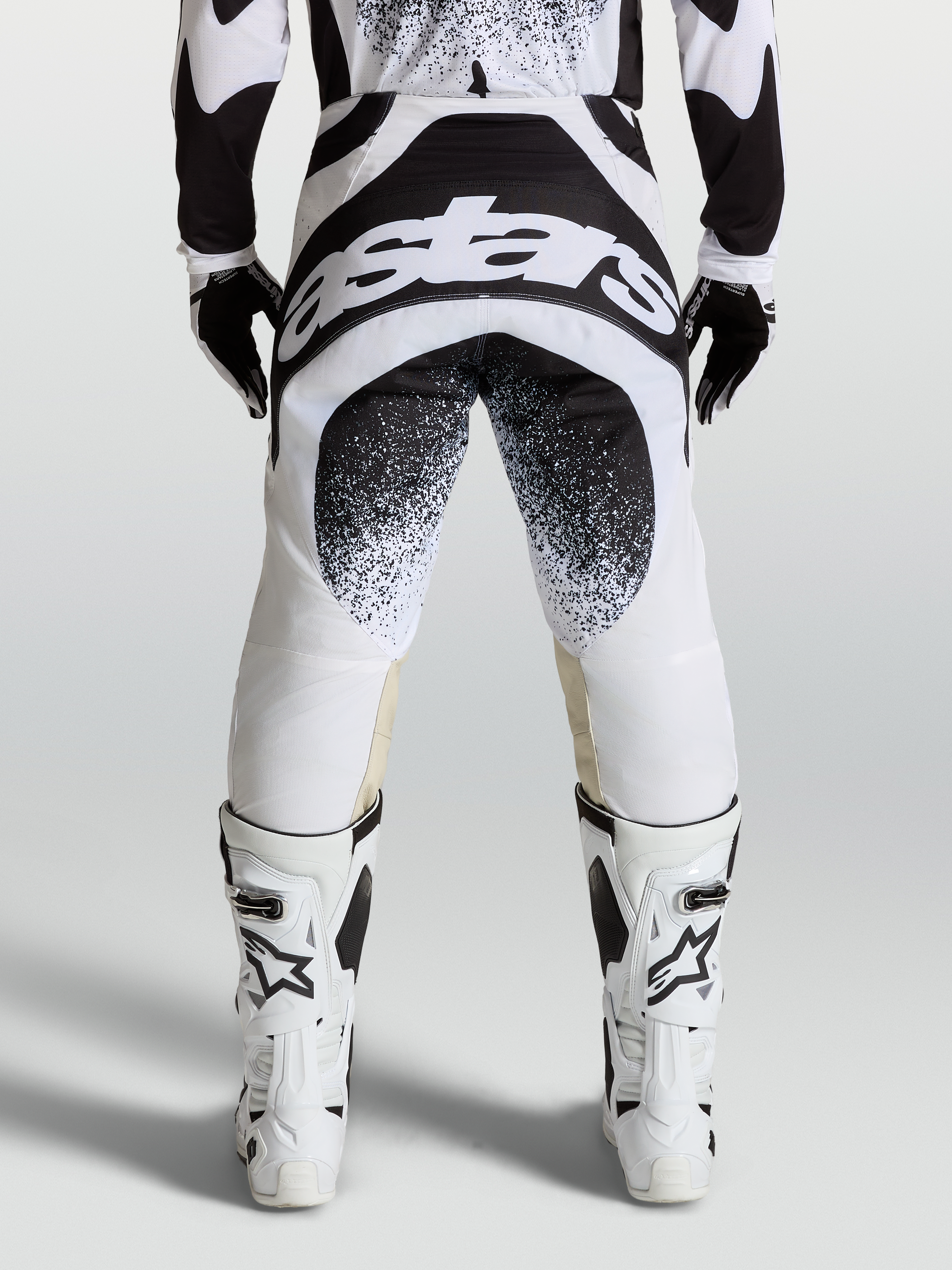 Alpinestars Pantalones Techstar Swan, pantalones de motocross para hombre, negros y blancos, con construcción de rodilla Babel y gráficos del logo en la parte trasera