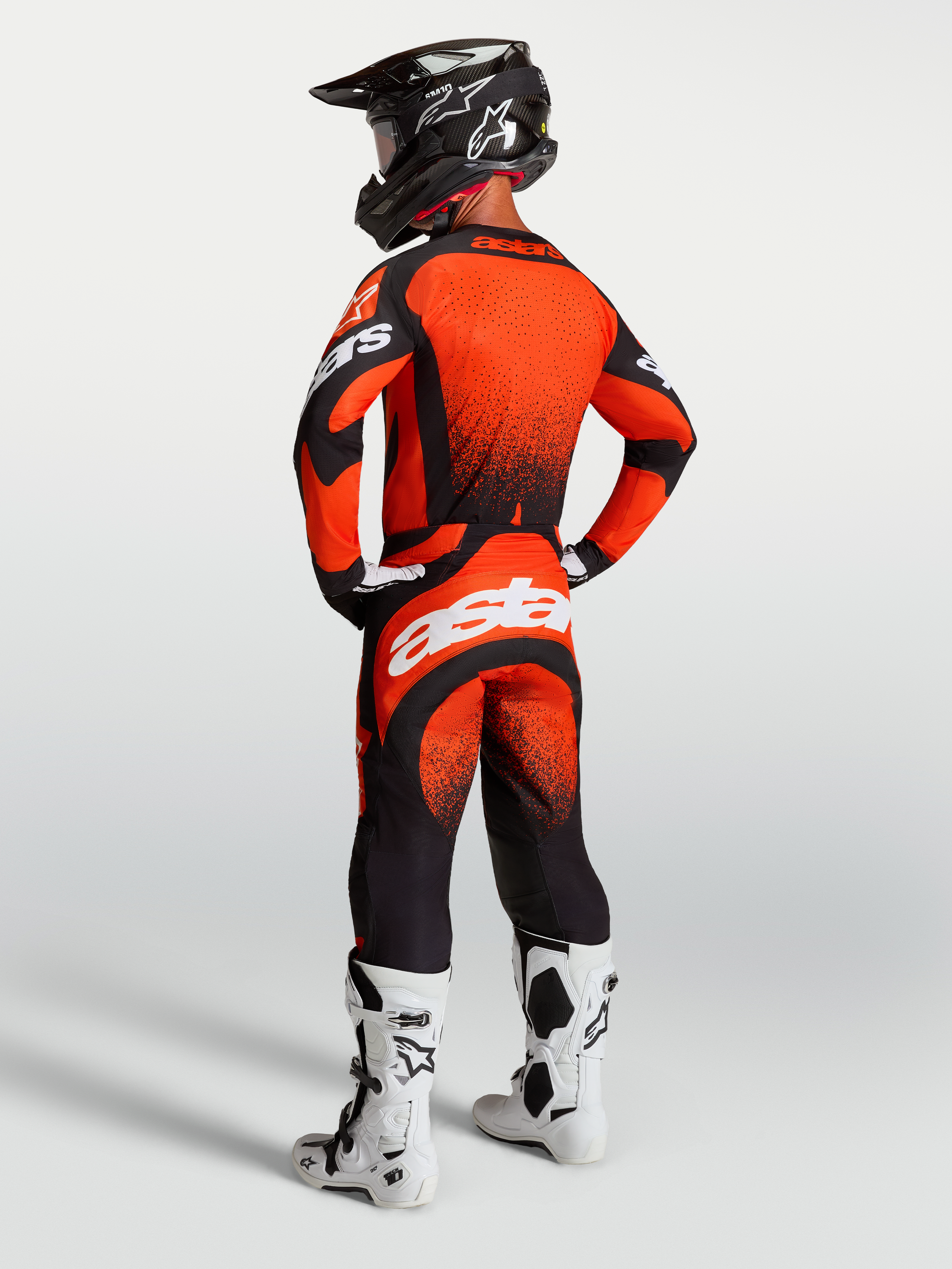 Alpinestars Techstar Swan, pantalones y jersey de motocross para hombre, rojo cardenal y negro, vista trasera