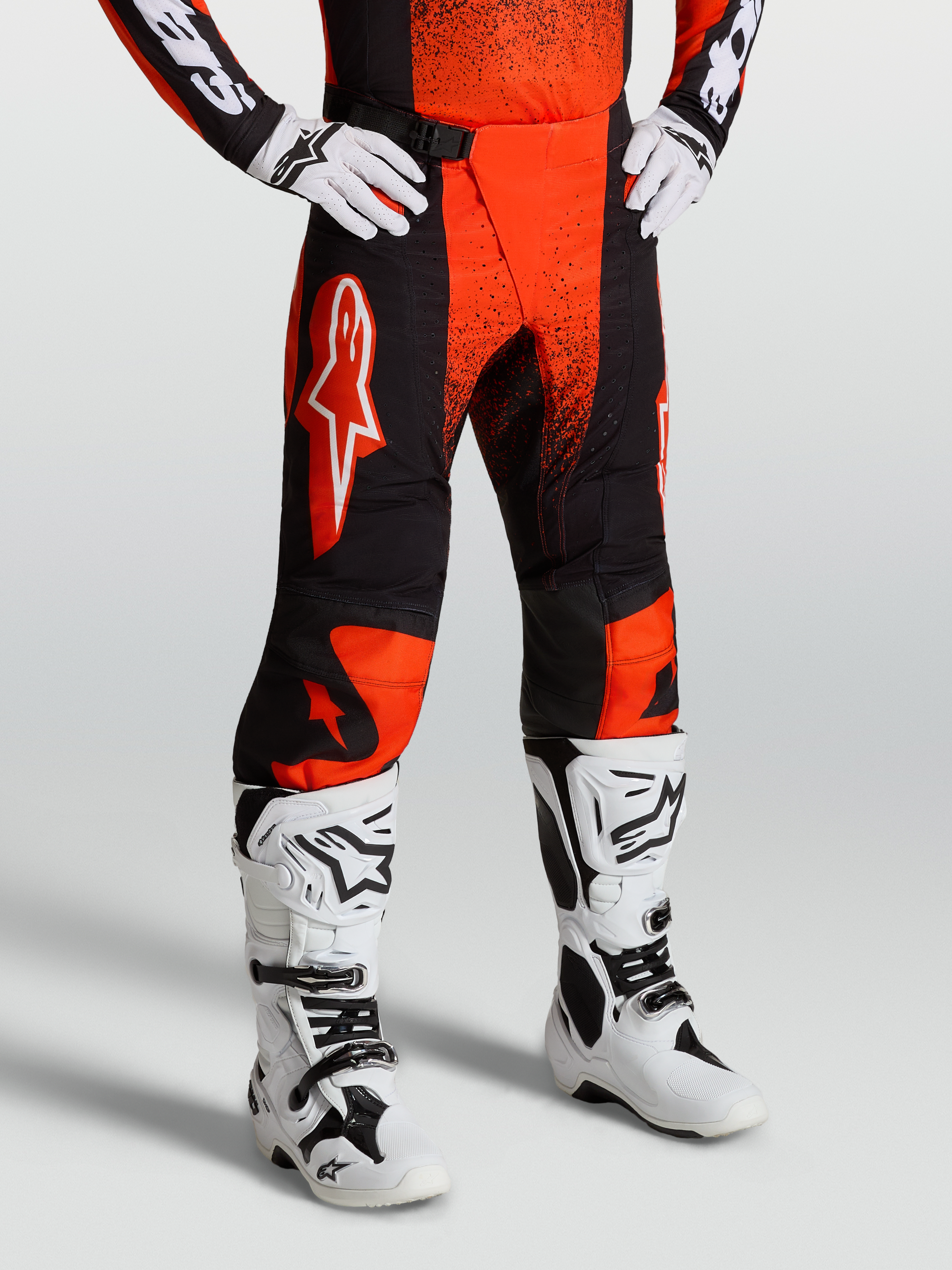 Alpinestars Pantalones Techstar Swan, pantalones de motocross para hombre, rojos y negros, paneles elásticos ripstop y cierre magnético SX2