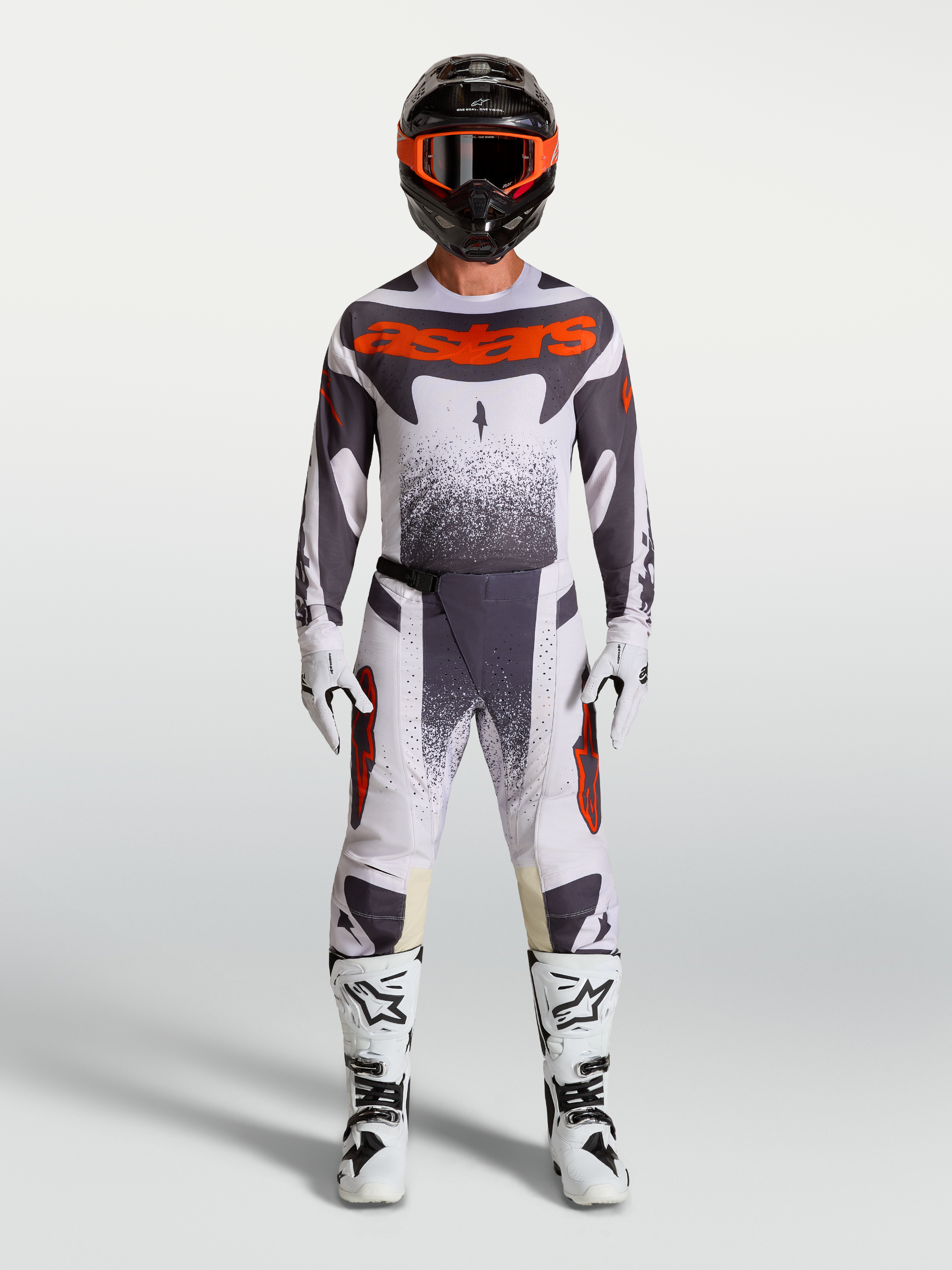 Pantalones Alpinestars Techstar Swan, equipo de motocross para hombre en lila claro, gris y rojo flúor con botas blancas.