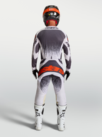 Pantalones Alpinestars Techstar Swan, equipo de motocross para hombre, lila claro y gris oscuro con detalles en rojo flúor, vista trasera