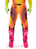 Pantalones Alpinestars 2025 Supertech Lipan, pantalones de motocross con degradado naranja y amarillo y detalles en rosa y negro, combinados con botas rosa brillante y guantes amarillo neón, con ventilación por corte láser y hebilla de cintura segura, conjunto de equipo de competición profesional