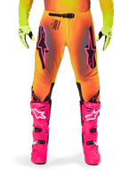 Pantalones Alpinestars 2025 Supertech Lipan, pantalones de motocross con degradado naranja y amarillo y detalles en rosa y negro, combinados con botas rosa brillante y guantes amarillo neón, con ventilación por corte láser y hebilla de cintura segura, conjunto de equipo de competición profesional