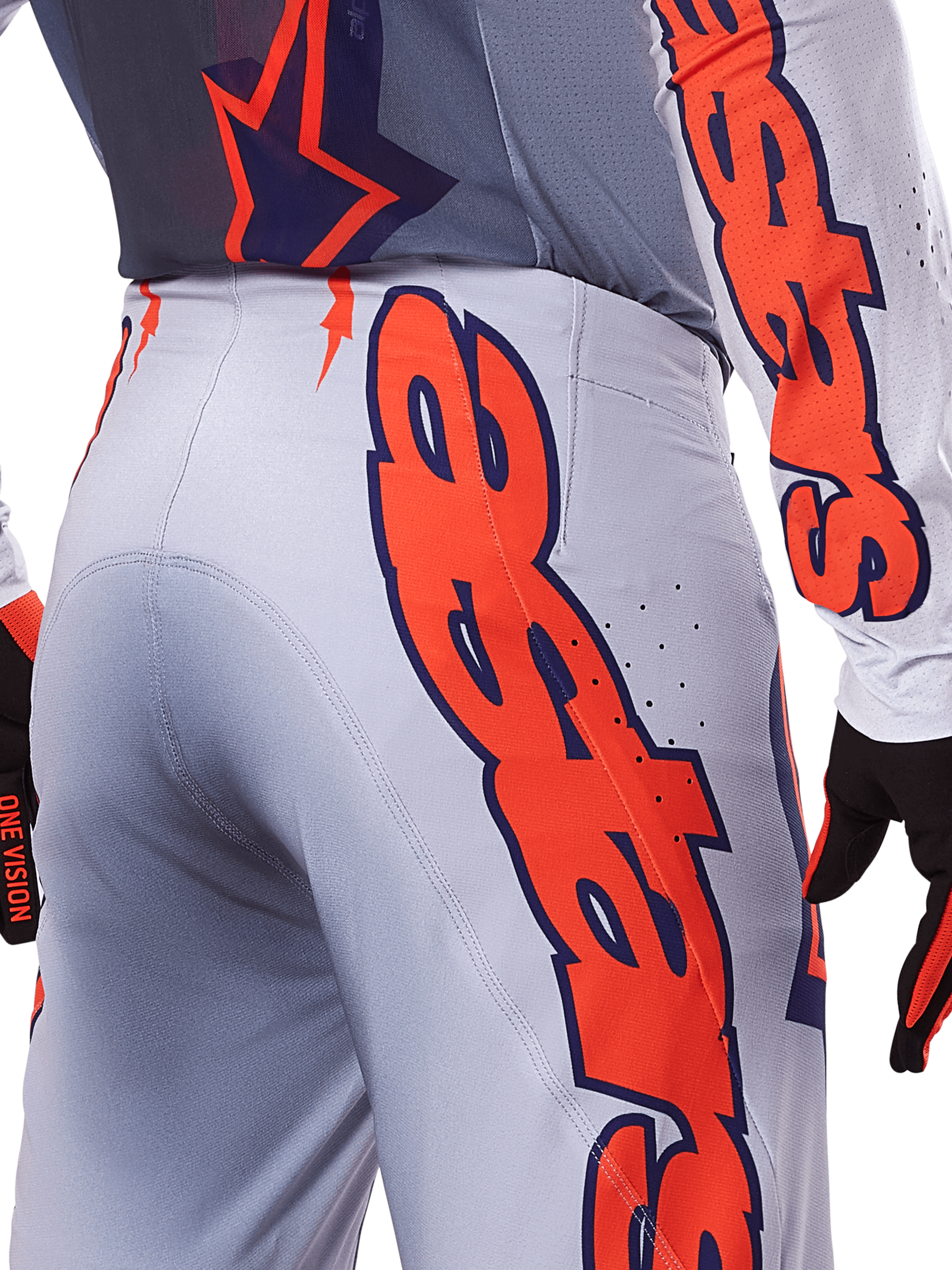 Alpinestars 2025 Supertech Lipan Jersey y Pantalones, conjunto de equipo de motocross, gris y naranja flúor, primer plano del lateral y la parte trasera con gran logotipo naranja de Alpinestars, tejido rip-stop de rendimiento con ventilación perforada