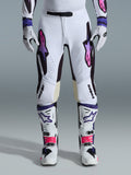 Alpinestars Supertech AFD Vista Pants 2026, pantalones de motocross, blanco, púrpura y negro, combinados con botas y guantes blancos a juego, con logotipos Astars en degradado de rosa a púrpura en los muslos, diseño de competición profesional para rendimiento off-road.