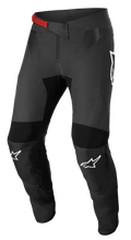 Pantalones Alpinestars Supertech Foster, pantalones de carreras de motocross, negros y grises, con hebilla roja en la cintura, logotipos blancos en las rodillas, protección reforzada en rodillas y muslos, paneles de malla ventilados y un diseño ajustado para conducción activa