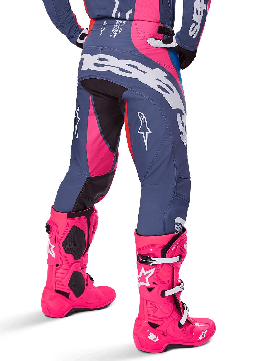 Alpinestars 2025 Techstar Dreem Pants, pantalones de motocross, gris y rosa brillante, combinados con botas rosas a juego, con un gran logotipo blanco de Alpinestars en el asiento y logotipos de estrella en las piernas, ajuste atlético de competición duradero para un alto rendimiento en todoterreno