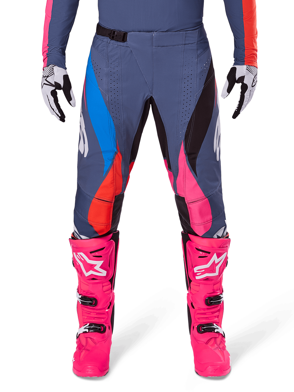 Alpinestars 2025 Techstar Dreem Pants, pantalones de motocross, gris multicolor con detalles en azul, rosa y naranja, usados con botas rosa brillante y guantes blancos y negros, con perforaciones láser en los muslos y hebilla magnética en la cintura, equipamiento de competición con ajuste atlético para off-road