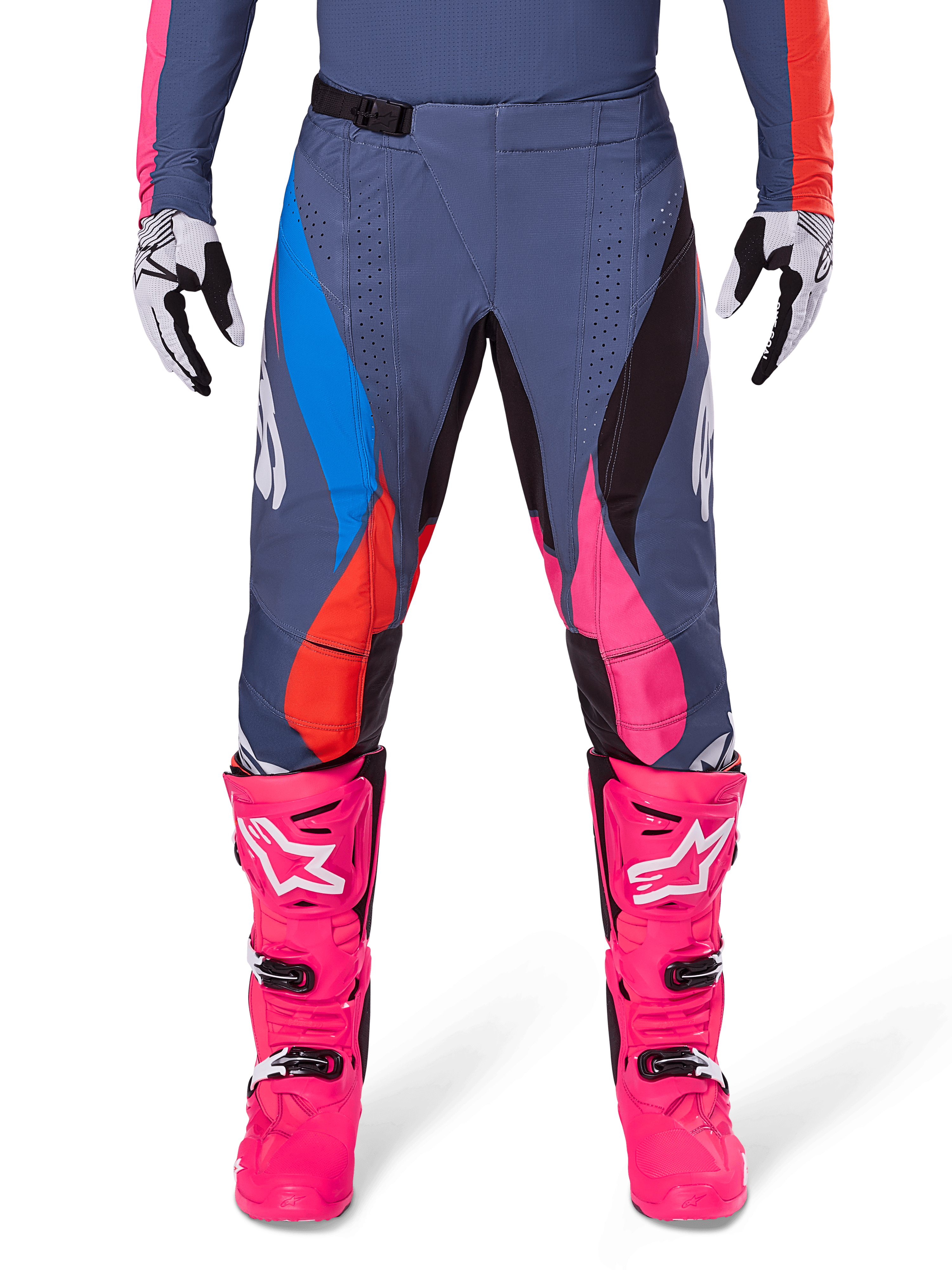 Alpinestars 2025 Techstar Dreem Pants, pantalones de motocross, gris multicolor con detalles en azul, rosa y naranja, usados con botas rosa brillante y guantes blancos y negros, con perforaciones láser en los muslos y hebilla magnética en la cintura, equipamiento de competición con ajuste atlético para off-road