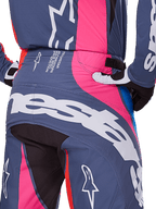 Pantalones Alpinestars Techstar Dreem 2025, pantalones de motocross, gris multicolor con detalles en rosa y rojo, vista detallada de la parte trasera del asiento y la cintura con logotipo blanco grande, ajuste atlético de competición con guantes a juego