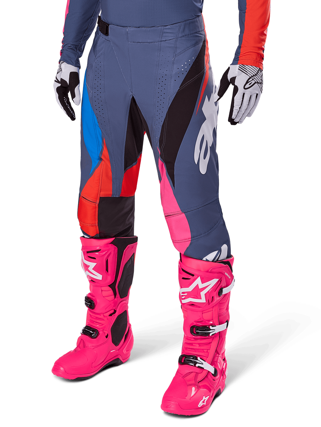 Alpinestars 2025 Techstar Dreem Pants, pantalones de motocross, gris oscuro con paneles azules, rojos y rosas, gráficos blancos, combinados con botas rosa brillante y guantes blancos y negros, diseño audaz de alta visibilidad