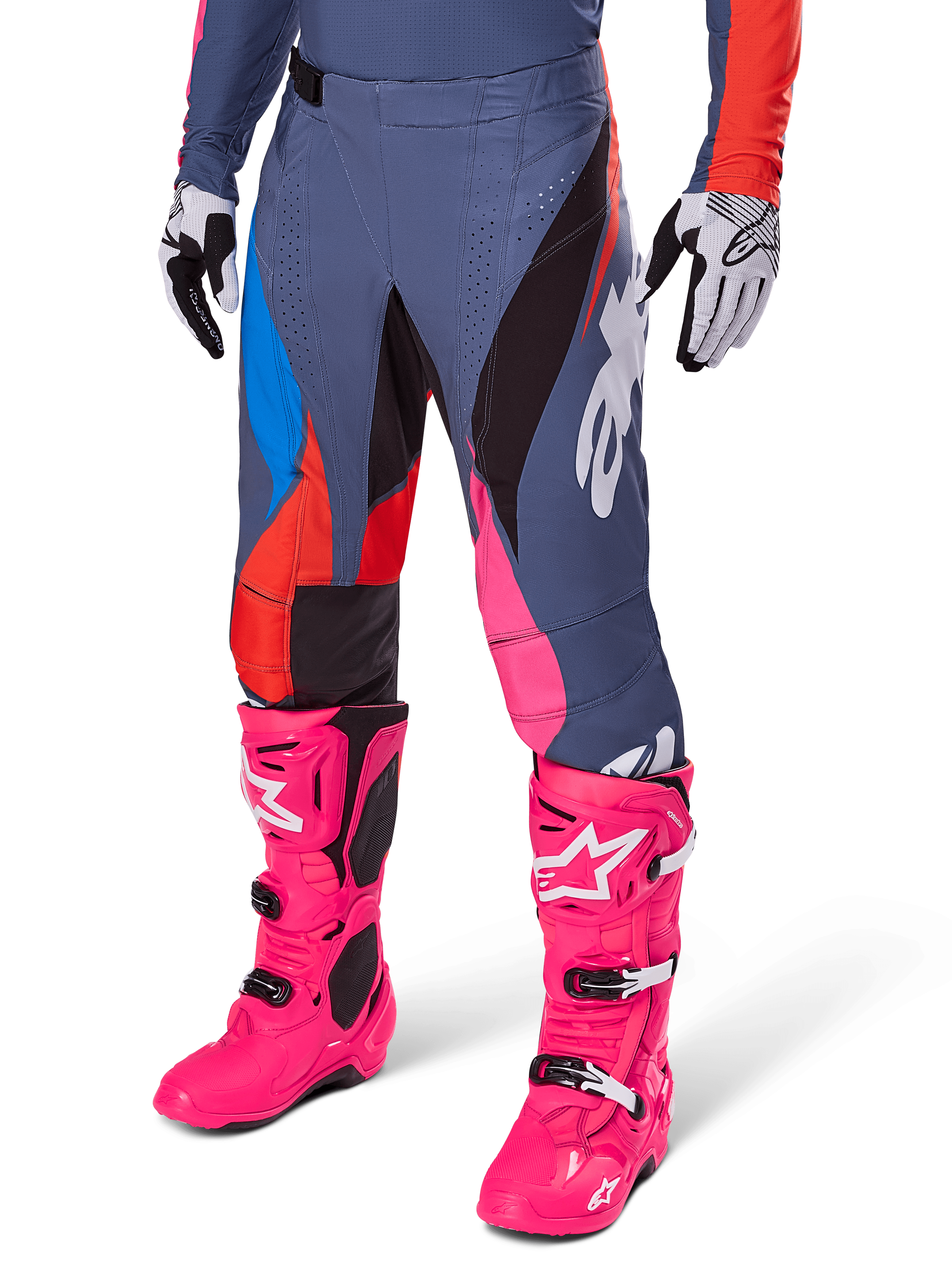 Alpinestars 2025 Techstar Dreem Pants, pantalones de motocross, gris oscuro con paneles azules, rojos y rosas, gráficos blancos, combinados con botas rosa brillante y guantes blancos y negros, diseño audaz de alta visibilidad