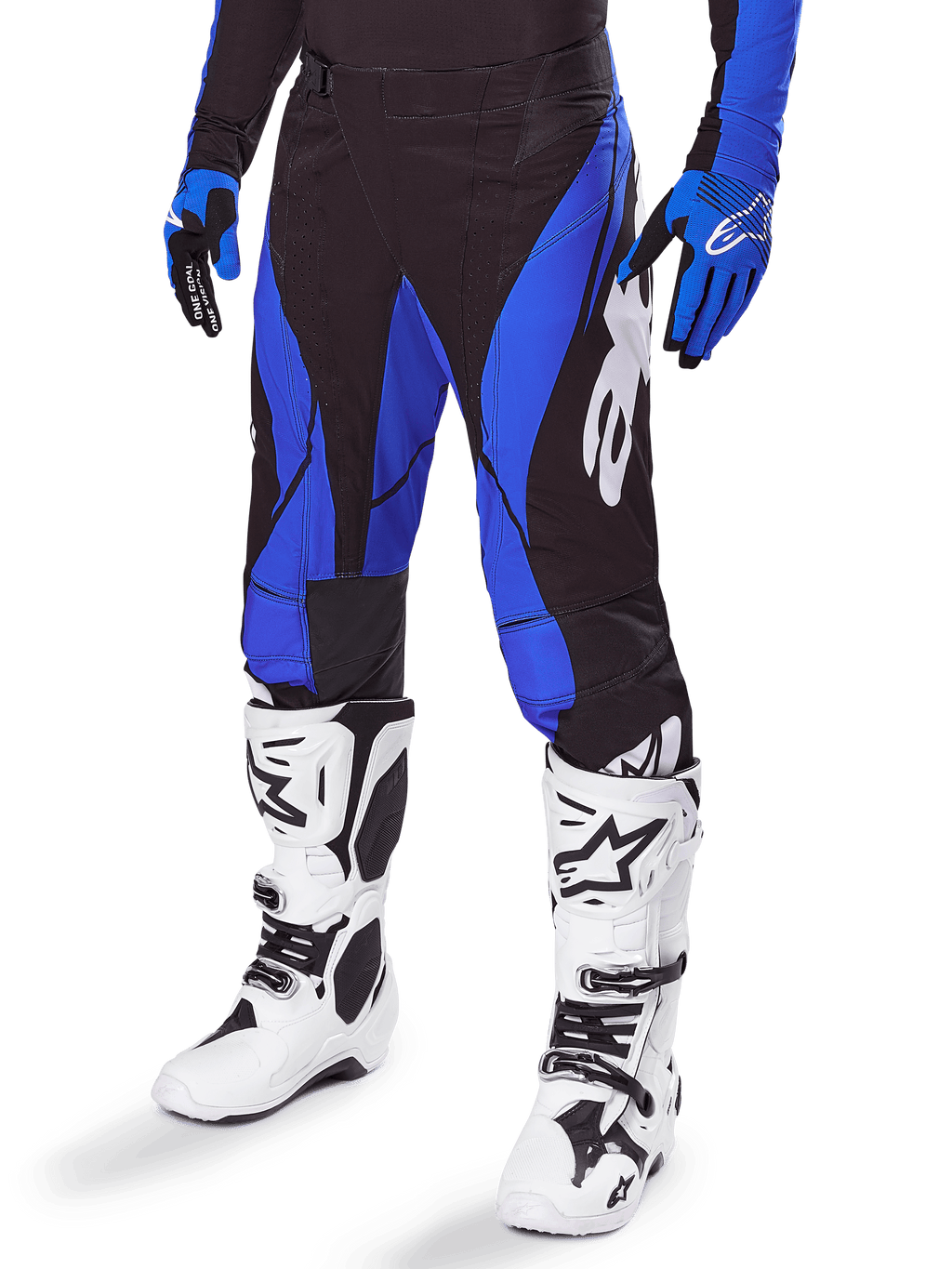 Alpinestars 2025 Techstar Dreem Pants, pantalones de motocross, negros y azules, usados con botas de motocross blancas y guantes azules, con el logo de Alpinestars en blanco en la pierna, construcción duradera para carreras off-road