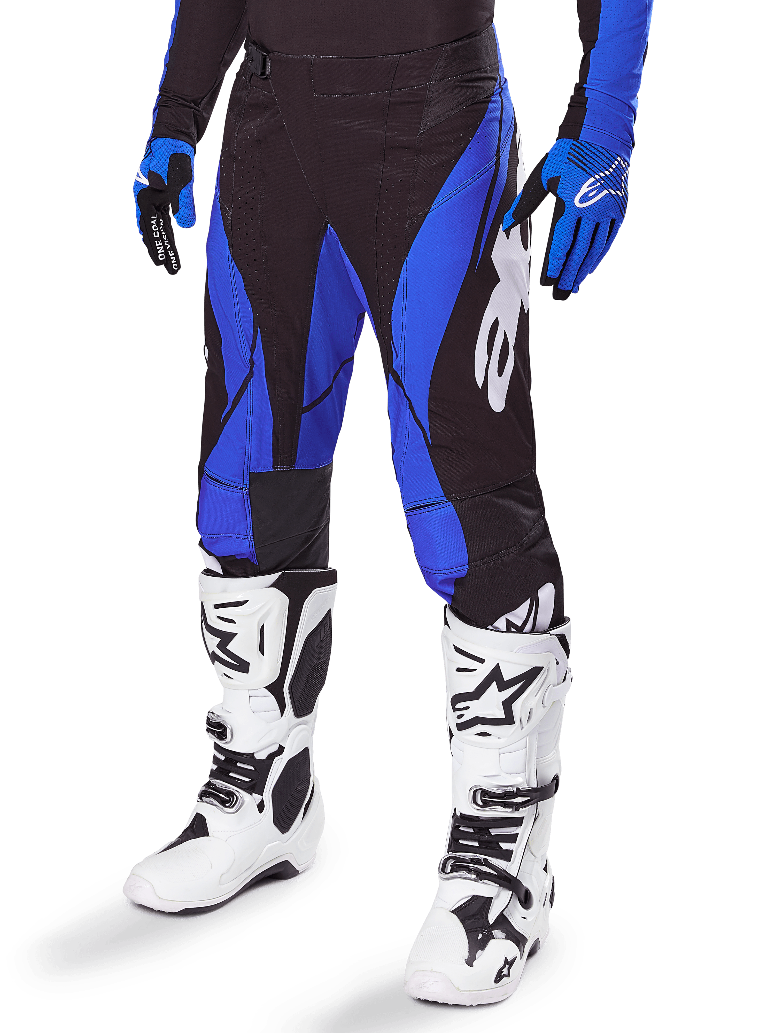 Alpinestars 2025 Techstar Dreem Pants, pantalones de motocross, negros y azules, usados con botas de motocross blancas y guantes azules, con el logo de Alpinestars en blanco en la pierna, construcción duradera para carreras off-road