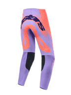 Pantalones Alpinestars Supertech Scenz 2026, pantalones de motocross, coral intenso y púrpura, vista trasera con marca en azul oscuro en el asiento, grandes detalles de estrellas en coral en los muslos, paneles negros en la parte interna de la pantorrilla y orificios de ventilación cortados con láser.