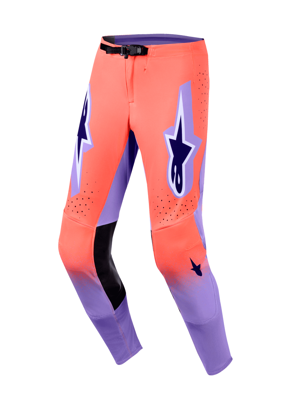 Alpinestars Supertech Scenz Pants 2026, pantalones de motocross en coral intenso y púrpura, con paneles interiores de cuero negro en las rodillas, logotipos A-star prominentes en púrpura oscuro en los muslos, perforaciones cortadas con láser y hebilla magnética negra en la cintura