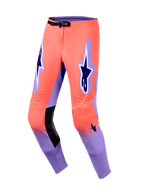 Alpinestars Supertech Scenz Pants 2026, pantalones de motocross en coral intenso y púrpura, con paneles interiores de cuero negro en las rodillas, logotipos A-star prominentes en púrpura oscuro en los muslos, perforaciones cortadas con láser y hebilla magnética negra en la cintura