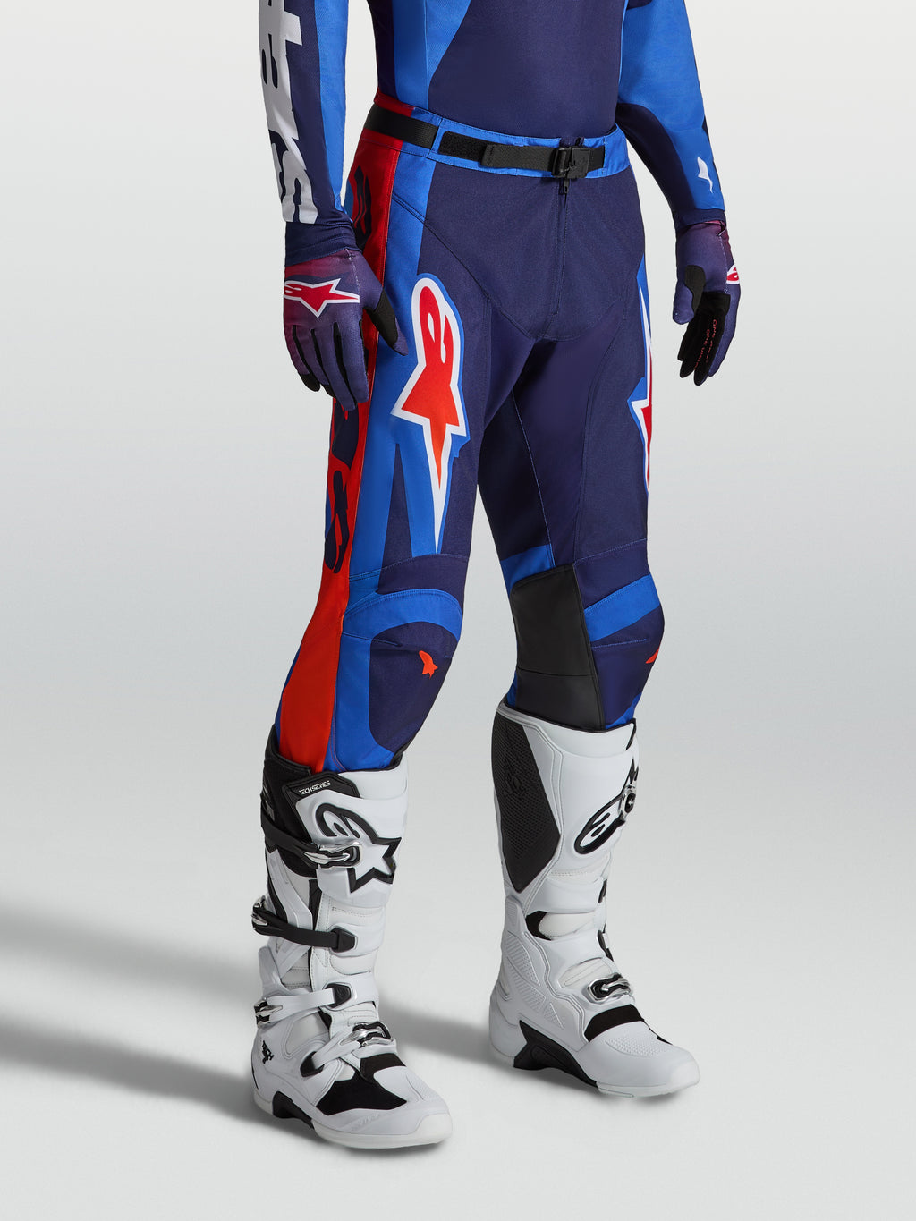Alpinestars Racer Hunt, pantalones de motocross de hombre, azul y rojo fuego, politejido 600D, ajuste ergonómico de carrera.