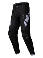 Alpinestars 2025 Racer Graphite Pants, pantalones de motocross, color negro y gris, con grandes logotipos grises de Alpinestars en los muslos, diseño de pierna precurvada y hebilla magnética en la cintura para rendimiento en competición off-road