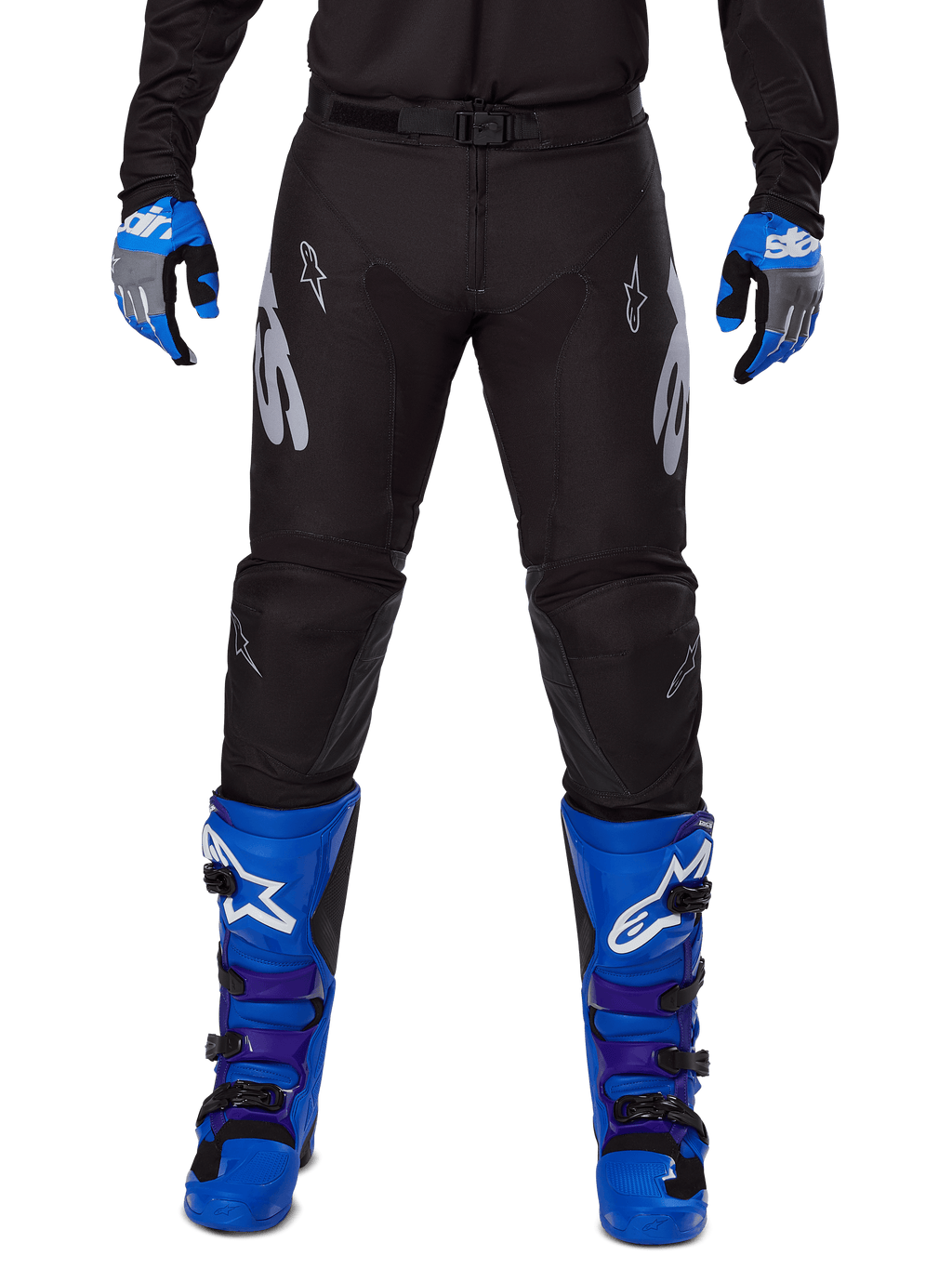 Alpinestars 2025 Racer Graphite Pants, pantalones de motocross, negros y grises, usados con guantes azules y grises y botas azules, con marca Astars plateada en los muslos y rodillas reforzadas, diseño deportivo para rendimiento off-road