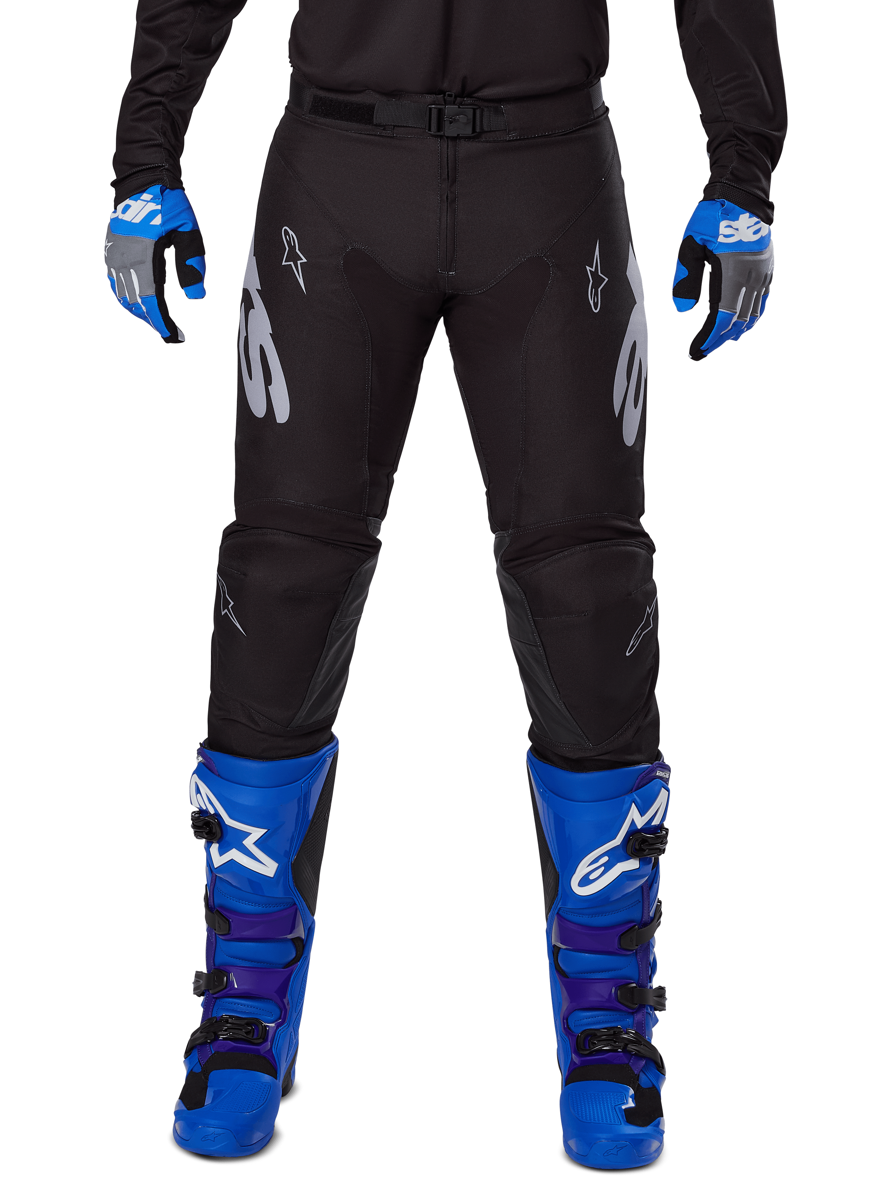 Alpinestars 2025 Racer Graphite Pants, pantalones de motocross, negros y grises, usados con guantes azules y grises y botas azules, con marca Astars plateada en los muslos y rodillas reforzadas, diseño deportivo para rendimiento off-road