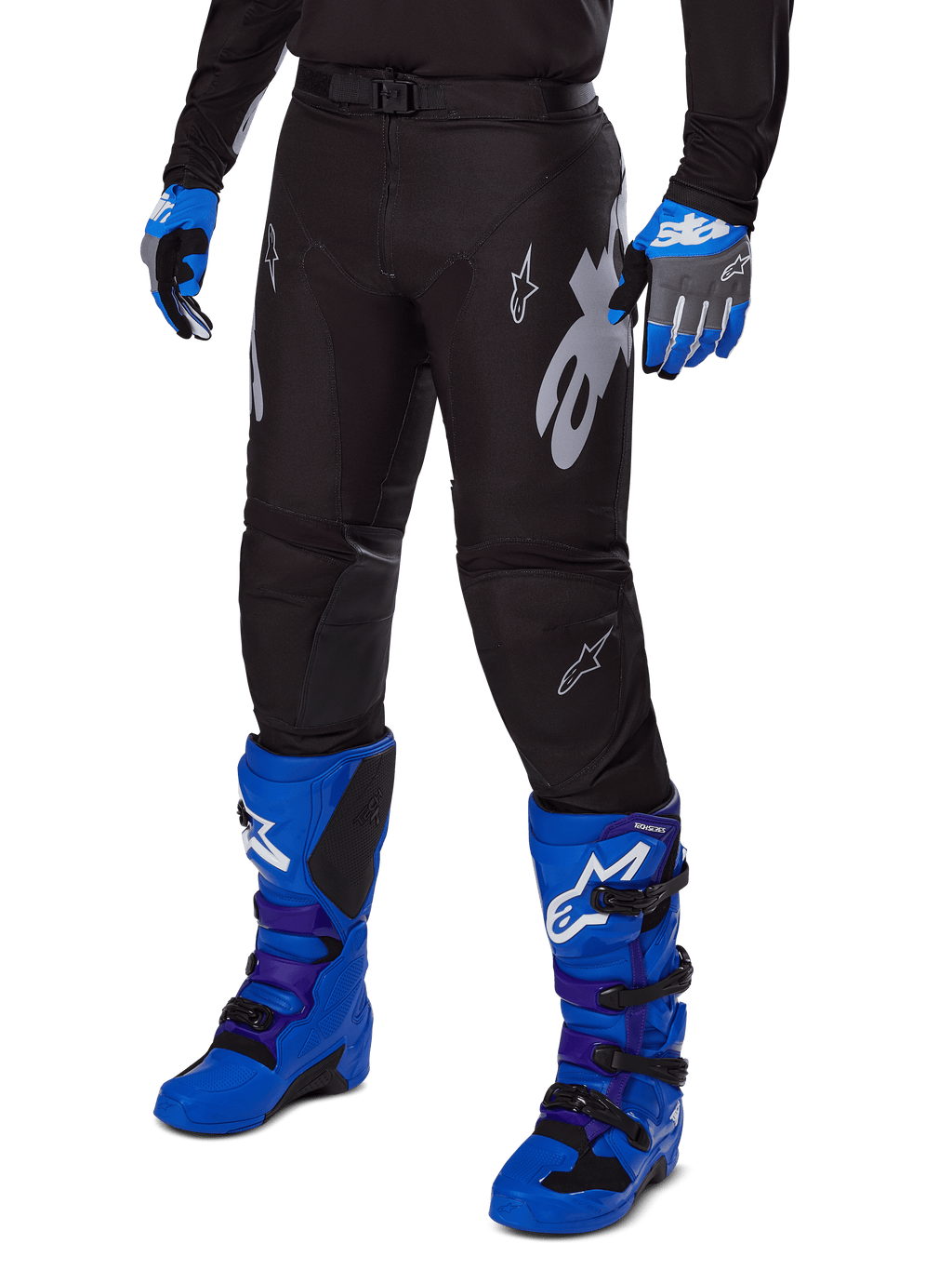 Alpinestars Racer Graphite Pants 2025, pantalones de motocross negros con diseños blancos y grises, combinados con botas de motocross en azul brillante y guantes azules a juego, tejido de alto rendimiento duradero para conducción todoterreno