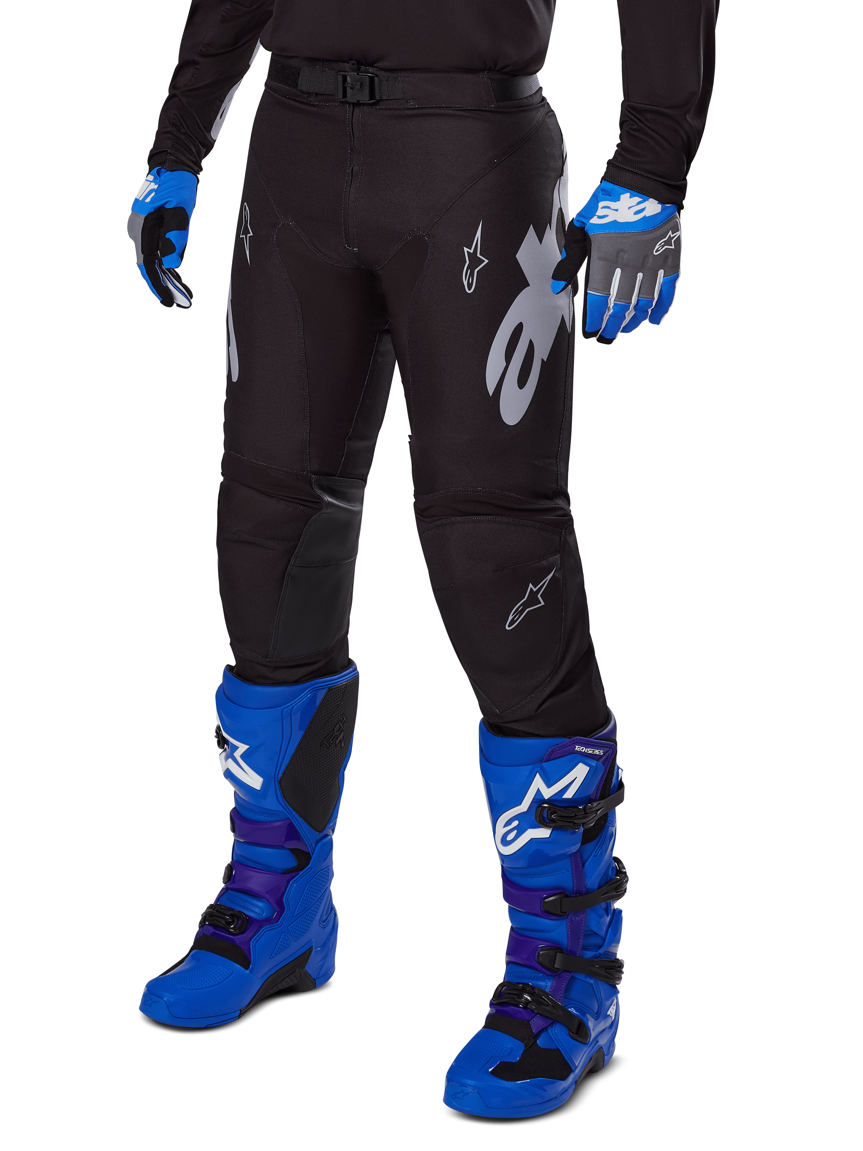 Alpinestars Racer Graphite Pants 2025, pantalones de motocross negros con diseños blancos y grises, combinados con botas de motocross en azul brillante y guantes azules a juego, tejido de alto rendimiento duradero para conducción todoterreno