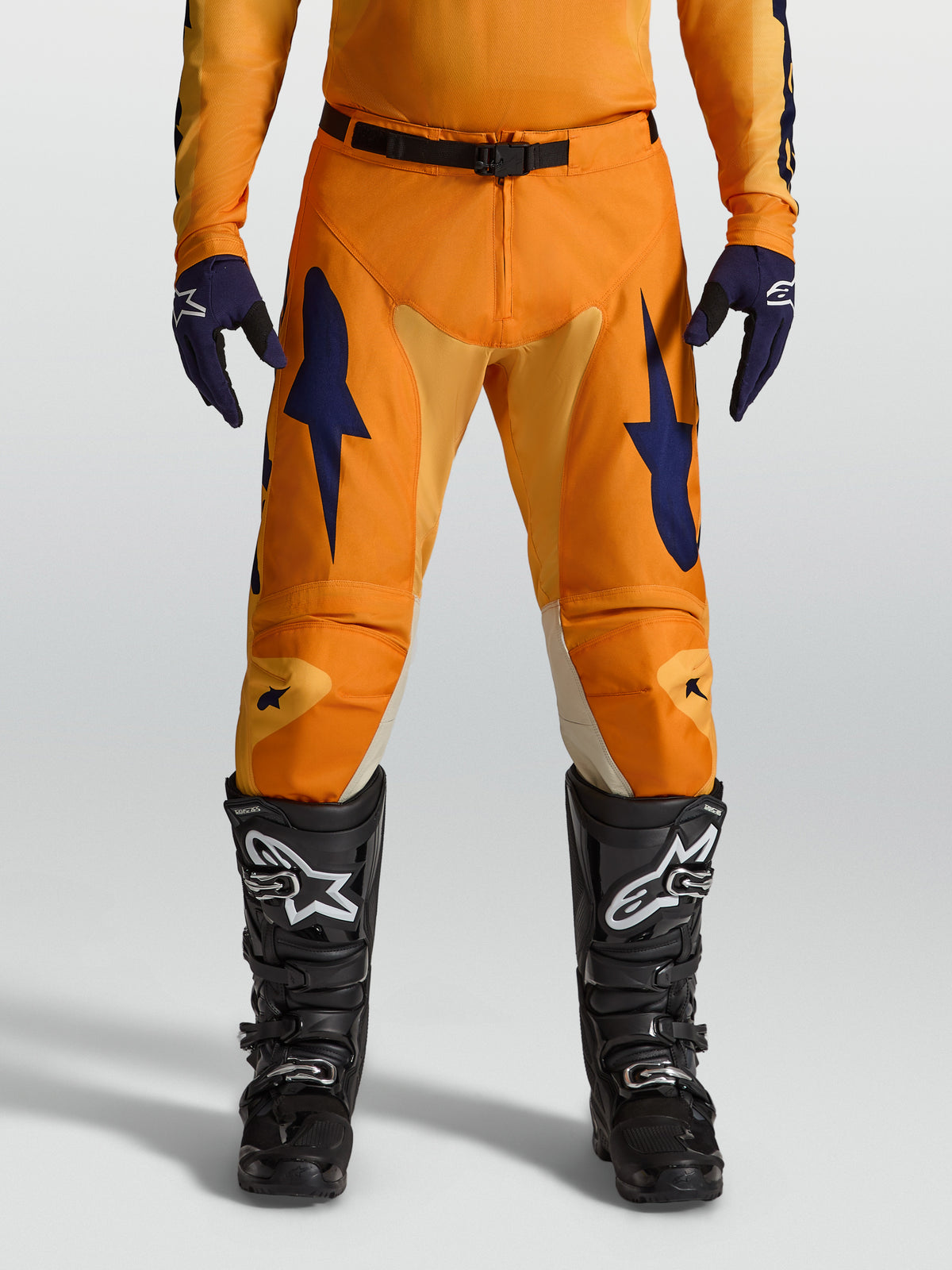 Alpinestars Racer Amber, pantalones de motocross para hombre, naranjas y azules oscuros, tejido 600D y ajuste de carrera.