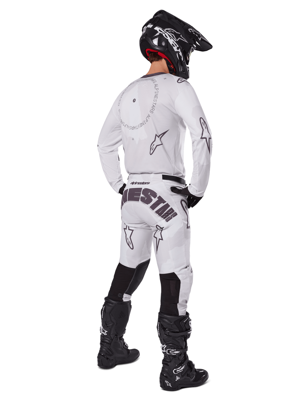 Alpinestars 2025 Racer Hollow Pants, pantalones de motocross, marrón camuflaje claro y blanco, vista trasera que muestra la llamativa marca en negro en el asiento y los logotipos de estrella, combinados con jersey a juego, botas negras y casco negro para un look completo de carreras off-road