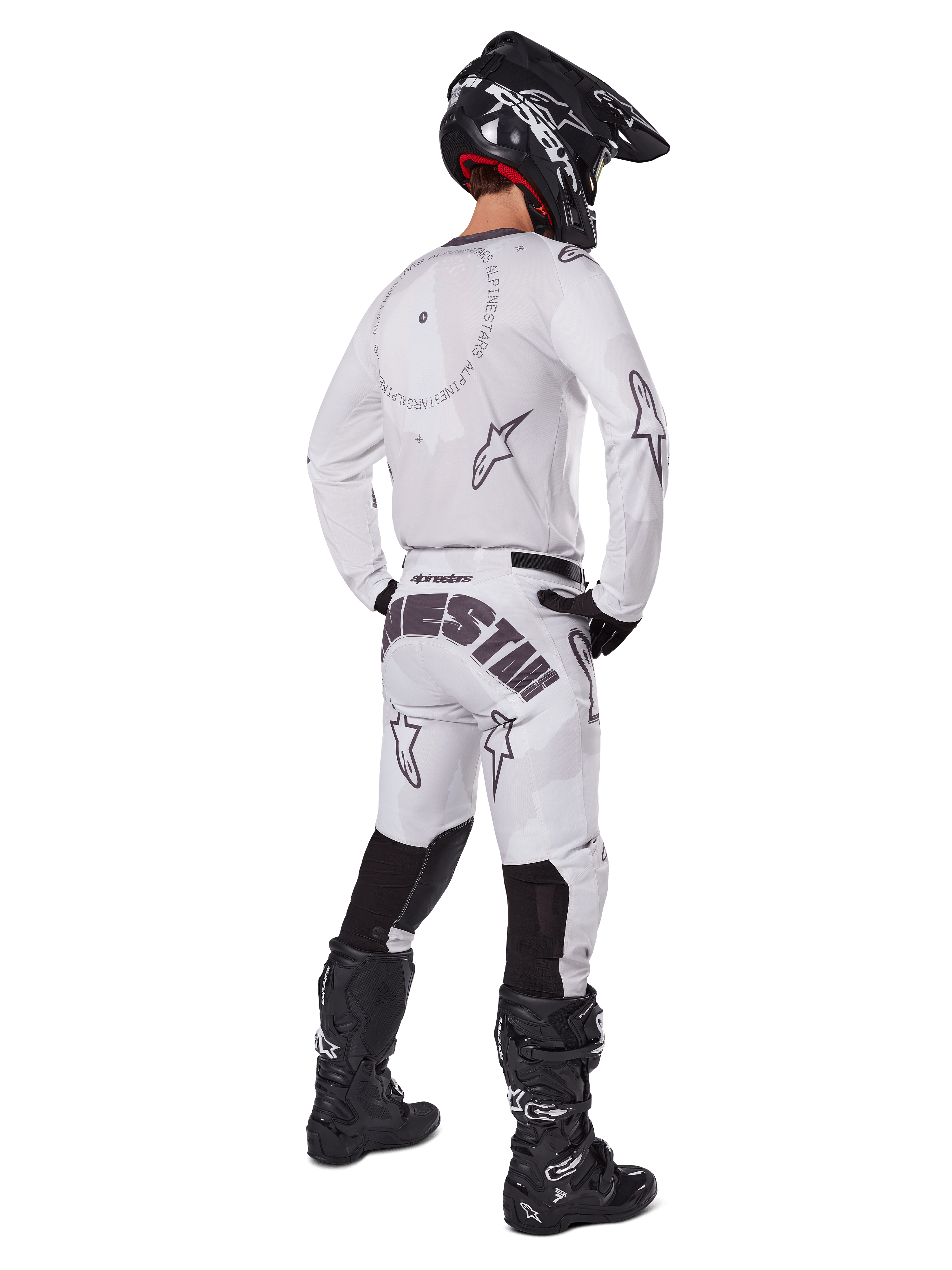 Alpinestars 2025 Racer Hollow Pants, pantalones de motocross, marrón camuflaje claro y blanco, vista trasera que muestra la llamativa marca en negro en el asiento y los logotipos de estrella, combinados con jersey a juego, botas negras y casco negro para un look completo de carreras off-road