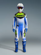 Alpinestars 2026 Techstar Knif, pantalones de motocross en azul UCLA, negro y amarillo flúor, parte de un conjunto completo de equipamiento con jersey a juego, botas azules, guantes azules y casco blanco, ajuste atlético de competición con marca Alpinestars destacada.