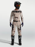 Alpinestars Racer Lone, jersey y pantalón de motocross para hombre, camuflaje desierto marrón, casco y botas negros.