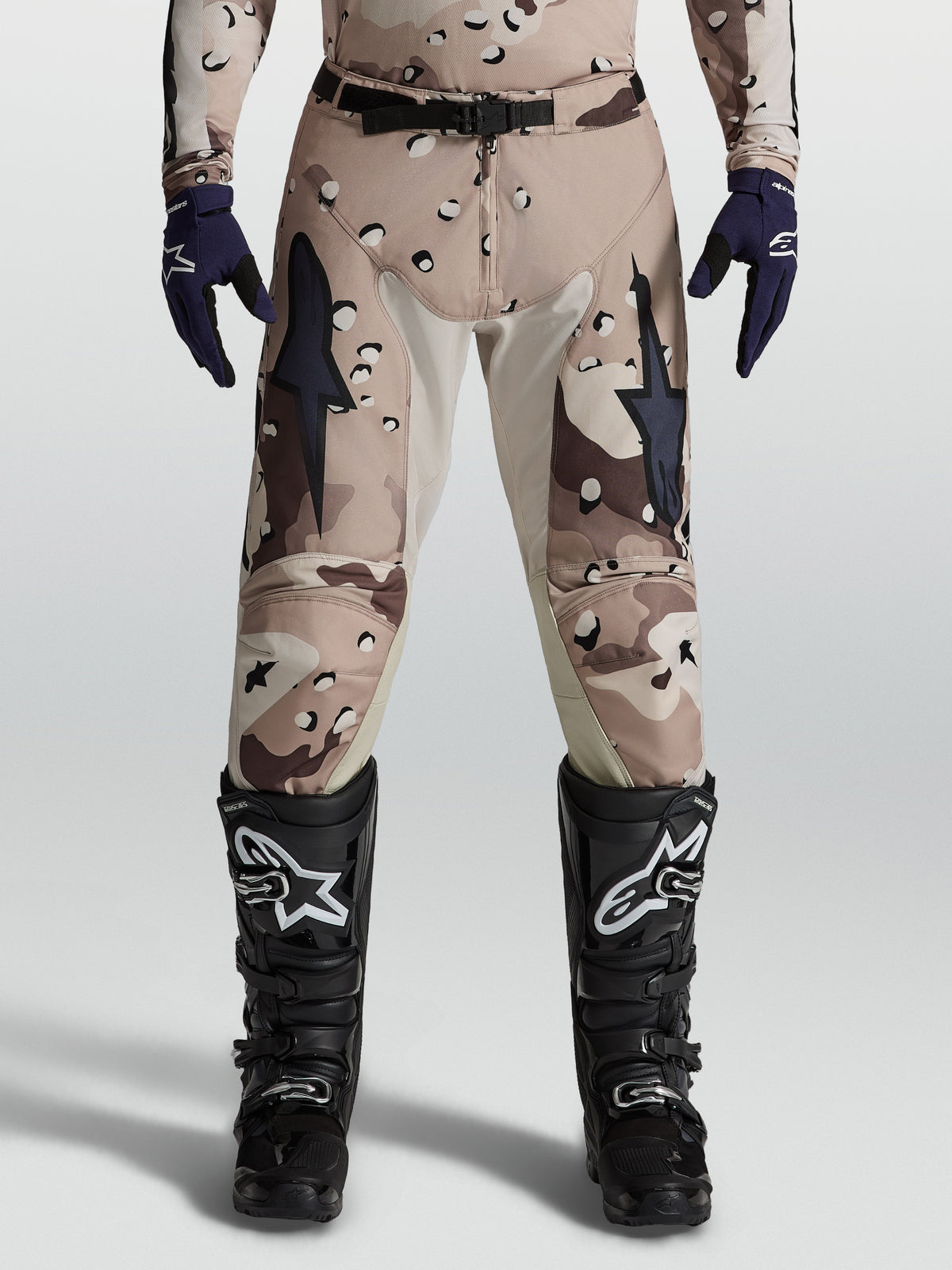 Alpinestars Racer Lone, pantalones de motocross para hombre en camuflaje desierto y negro, con paneles de cuero para off-road.