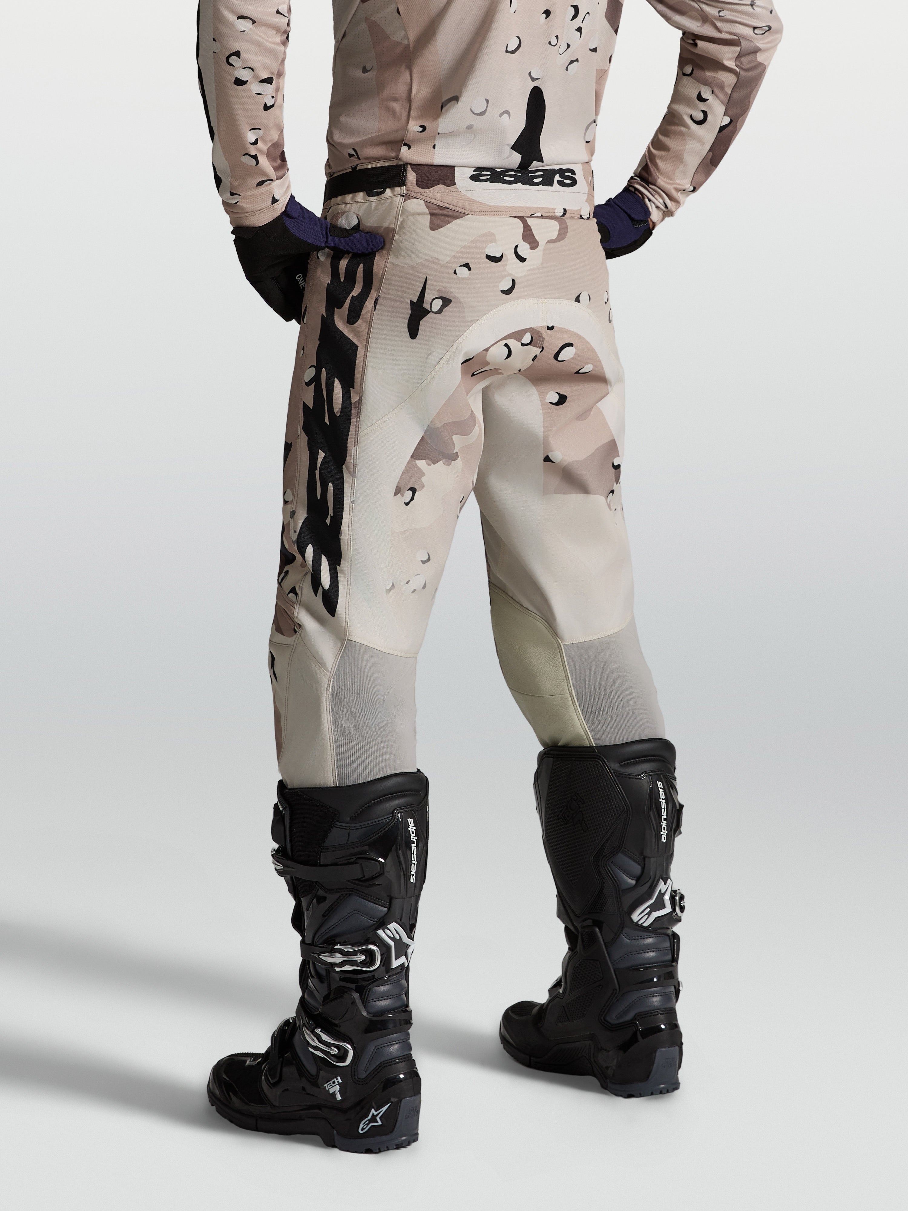 Alpinestars Racer Lone, pantalones de motocross para hombre, camuflaje desierto, en politejido elástico, vista trasera.