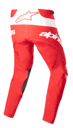 Alpinestars Techstar Arch Pants 2023, pantalones de motocross, rojo Mars y blanco, vista trasera con marca blanca llamativa y logotipo de estrella, refuerzos oscuros en la parte interna de la pierna, diseño técnico para rendimiento todoterreno