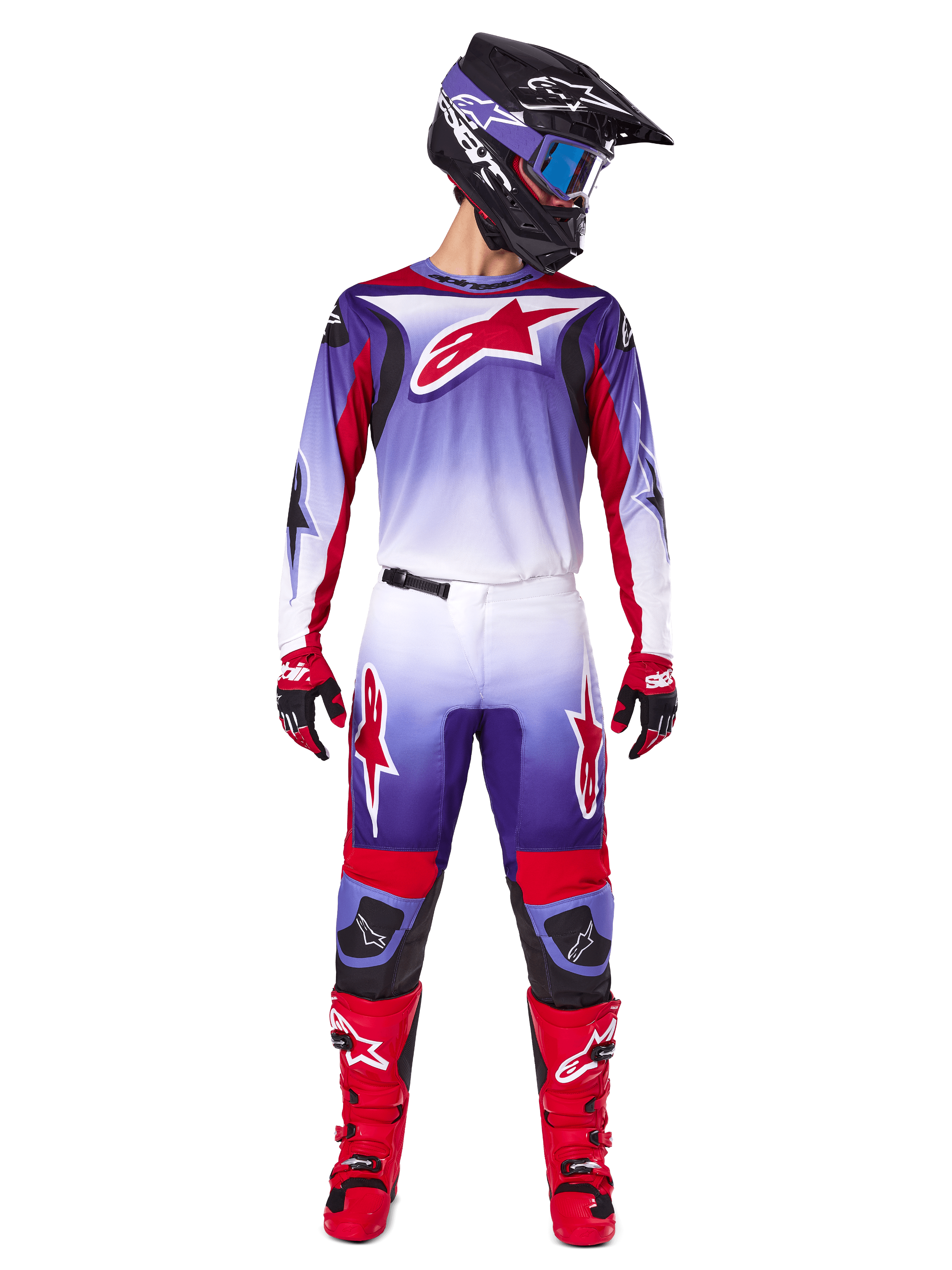Alpinestars 2025 Fluid Wurx Gear Set, piloto de motocross con jersey y pantalones en morado, blanco y rojo brillante, casco negro con gafas azules, botas de motocross rojas y guantes a juego, diseño de competición atlético para un rendimiento off-road