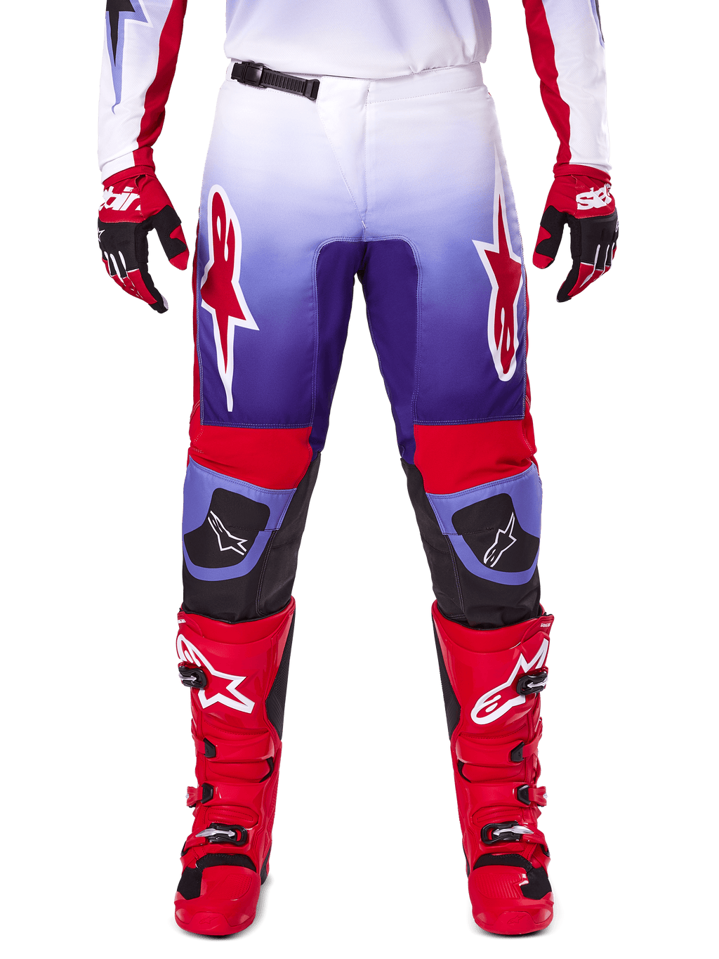 Pantalones Alpinestars 2025 Fluid Wurx, pantalones de motocross, morado y rojo brillante, combinados con botas y guantes rojos a juego, con logotipos blancos en los muslos y refuerzos negros en las rodillas, equipamiento de alto rendimiento para conducción off-road