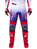 Pantalones Alpinestars 2025 Fluid Wurx, pantalones de motocross, morado y rojo brillante, combinados con botas y guantes rojos a juego, con logotipos blancos en los muslos y refuerzos negros en las rodillas, equipamiento de alto rendimiento para conducción off-road