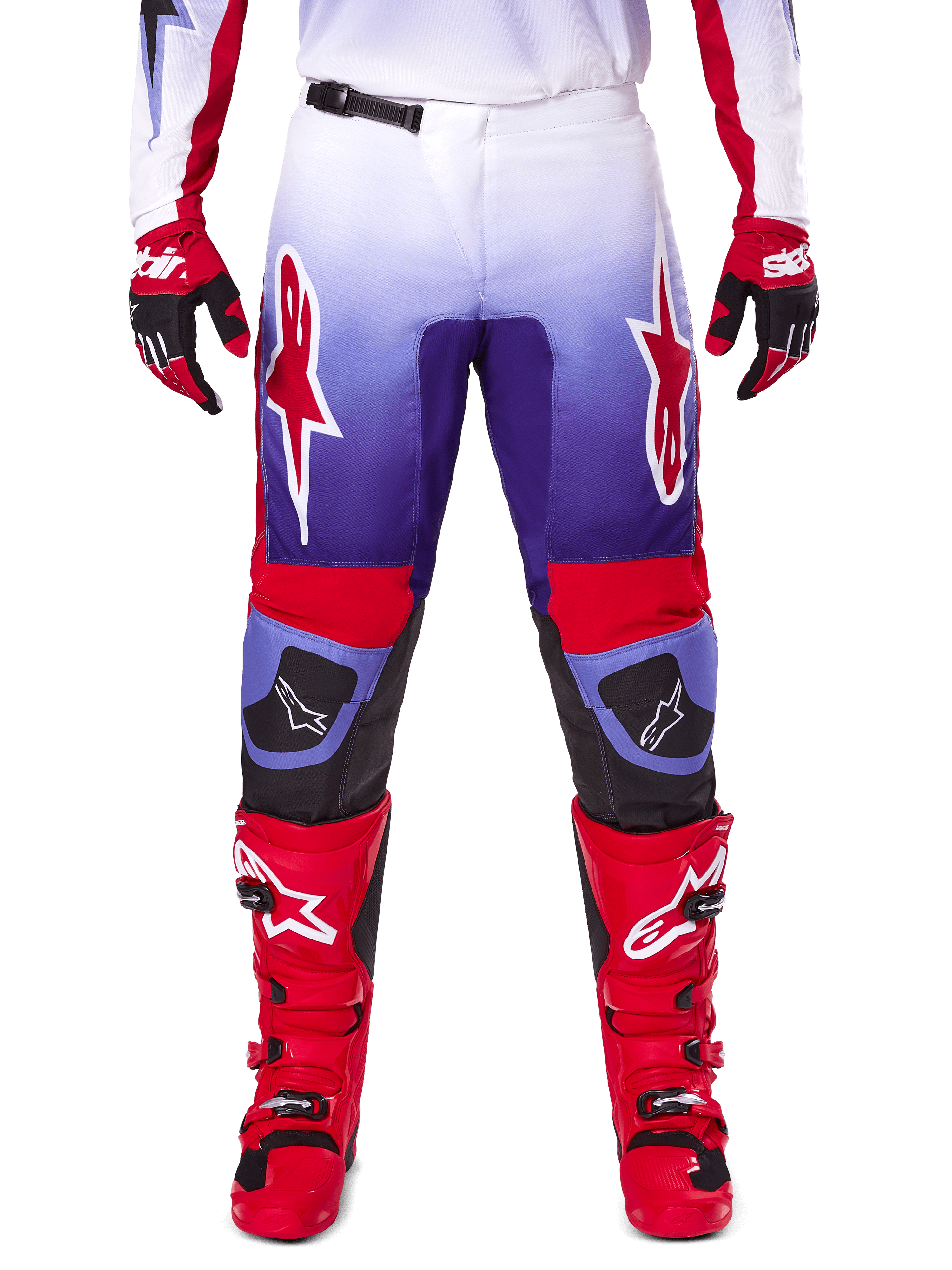 Pantalones Alpinestars 2025 Fluid Wurx, pantalones de motocross, morado y rojo brillante, combinados con botas y guantes rojos a juego, con logotipos blancos en los muslos y refuerzos negros en las rodillas, equipamiento de alto rendimiento para conducción off-road