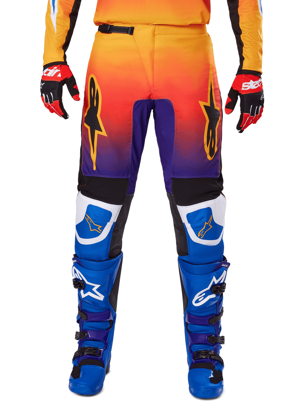 Alpinestars Pantalones Fluid Wurx 2025, pantalones de motocross, multicolor con degradado de naranja a morado y paneles azules, combinados con botas azules y moradas y guantes rojos y negros, vista frontal con el logo de la estrella