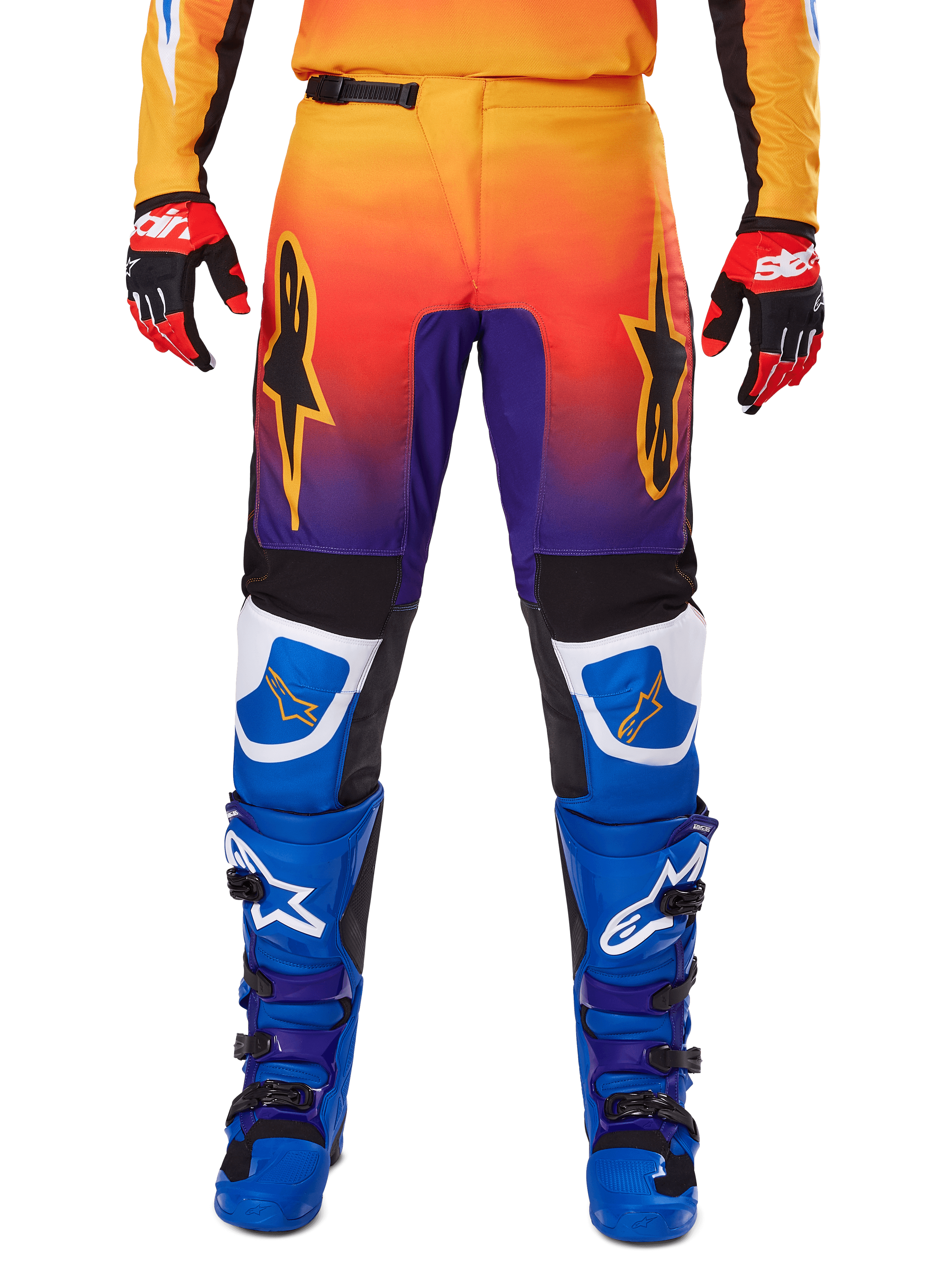 Alpinestars Pantalones Fluid Wurx 2025, pantalones de motocross, multicolor con degradado de naranja a morado y paneles azules, combinados con botas azules y moradas y guantes rojos y negros, vista frontal con el logo de la estrella