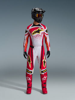 Alpinestars 2026 Techstar Nomur Gear Set, conjunto completo de motocross para carreras, rojo, blanco y negro con logos de estrellas amarillas, equipamiento integral que incluye casco, gafas, guantes y botas, diseño atlético para rendimiento off-road