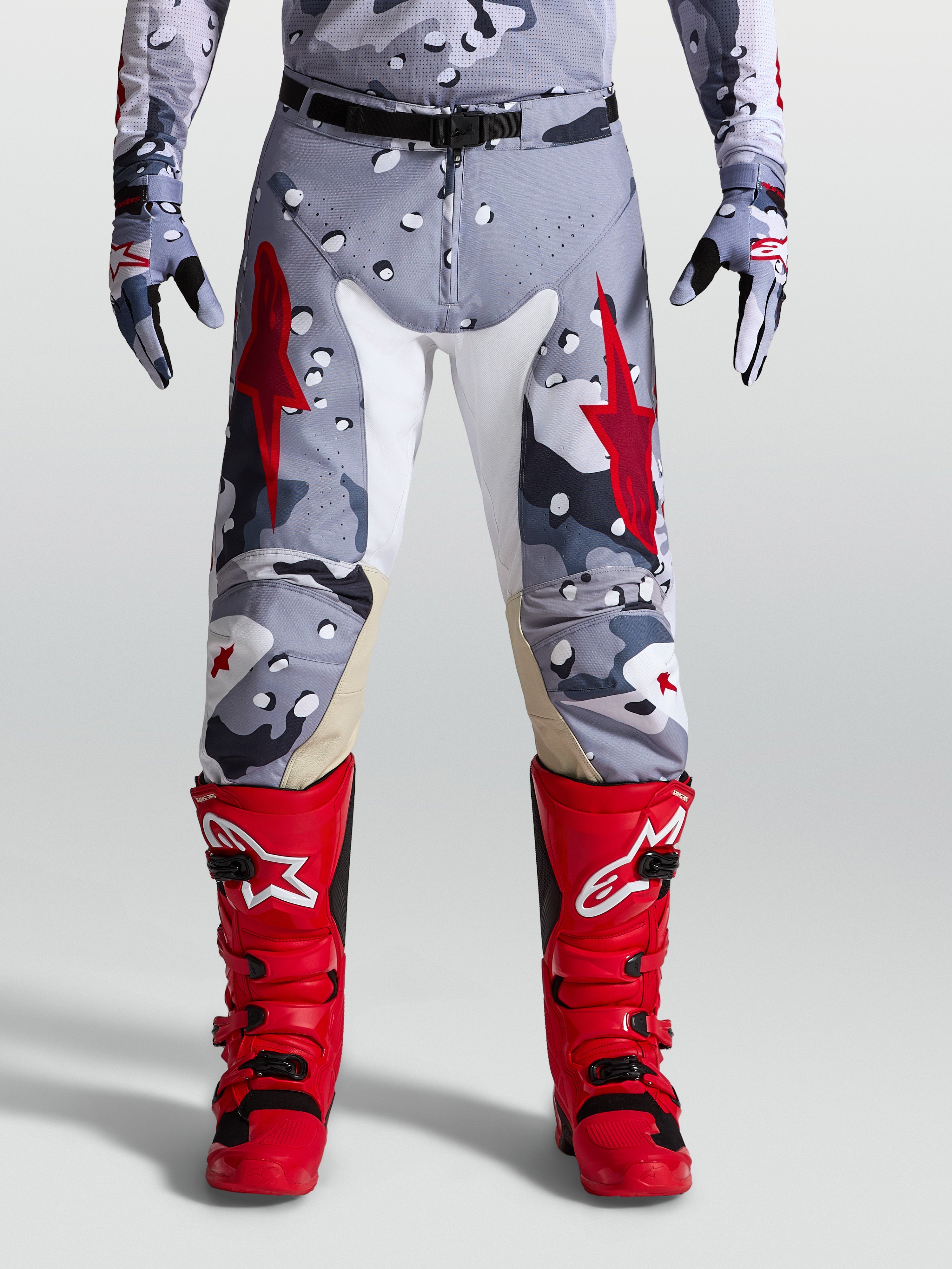 Alpinestars Racer Air Lone, pantalones de motocross para hombre, gris camuflaje y rojo fuego, tejido perforado y rodillas de cuero