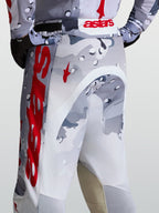 Pantalones Alpinestars Racer Air Lone para motocross, diseño de camuflaje gris y rojo, construcción de politejido perforado.