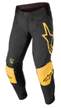 Alpinestars Techstar Quadro Pants, pantalones de motocross todoterreno, negros y amarillos con acentos en color mandarina, con un gran logotipo de estrella amarilla en el muslo izquierdo, rodilleras amarillas reforzadas con logotipos negros, orificios de ventilación y cierre de trinquete en la cintura para un ajuste de competición de alto rendimiento.